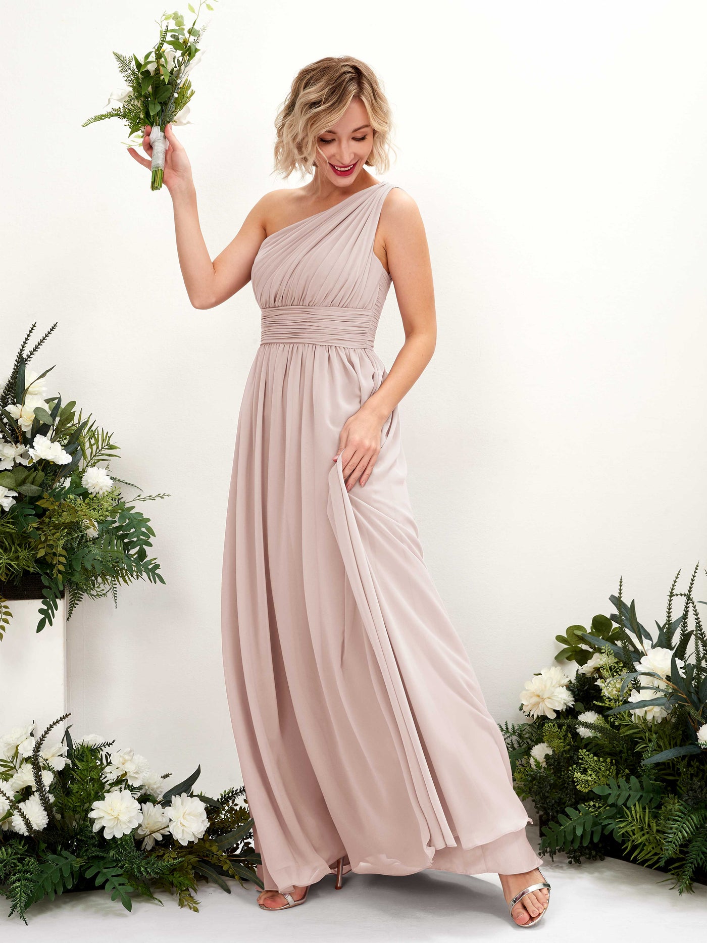 Carlyna A-Linie Geraffte One-Shoulder Chiffon Bodenlanges Brautjungfernkleid Biscotti #farbe_biscotti