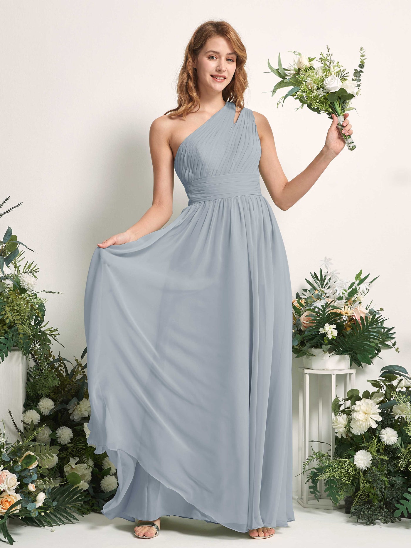 Carlyna A-Linien-Kleid Bodenlang One-Shoulder Chiffon Brautjungfernkleid Staubiges Blau-Upgrade #farbe_staubiges-blau-upgrade