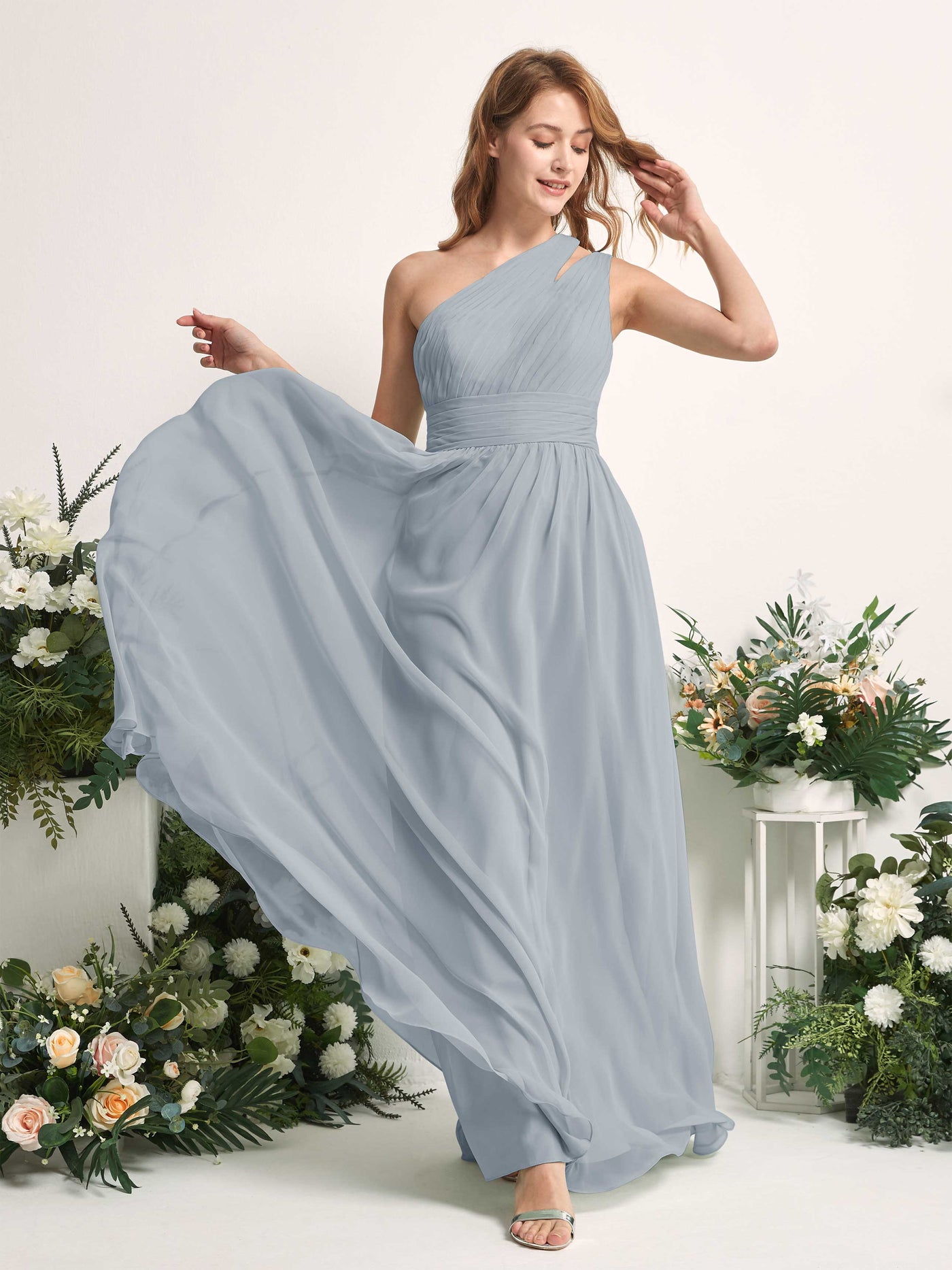 Carlyna A-Linien-Kleid Bodenlang One-Shoulder Chiffon Brautjungfernkleid Staubiges Blau-Upgrade #farbe_staubiges-blau-upgrade