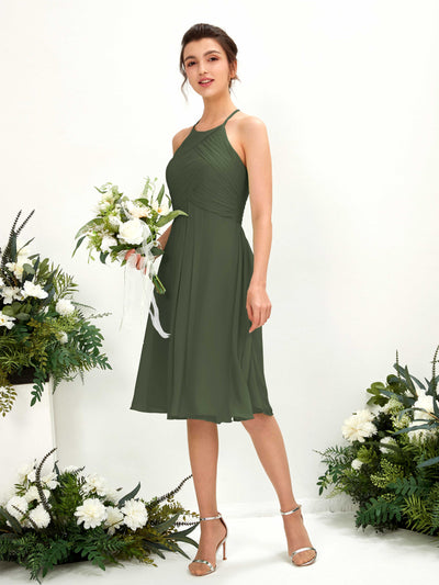 Carlyna A-Linien Kleid mit Rundhals Chiffon knielanges Brautjungfernkleid Martini-Olive #farbe_martini-olive