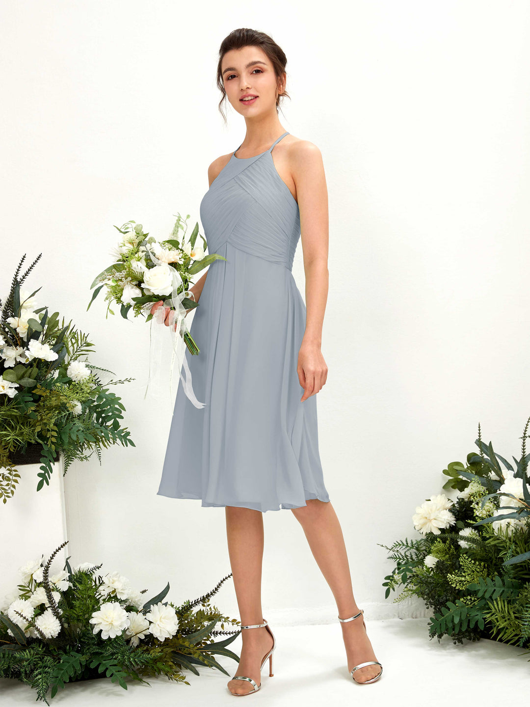 Carlyna A-Linien Kleid mit Rundhals Chiffon knielanges Brautjungfernkleid Staubiges Blau-Upgrade 