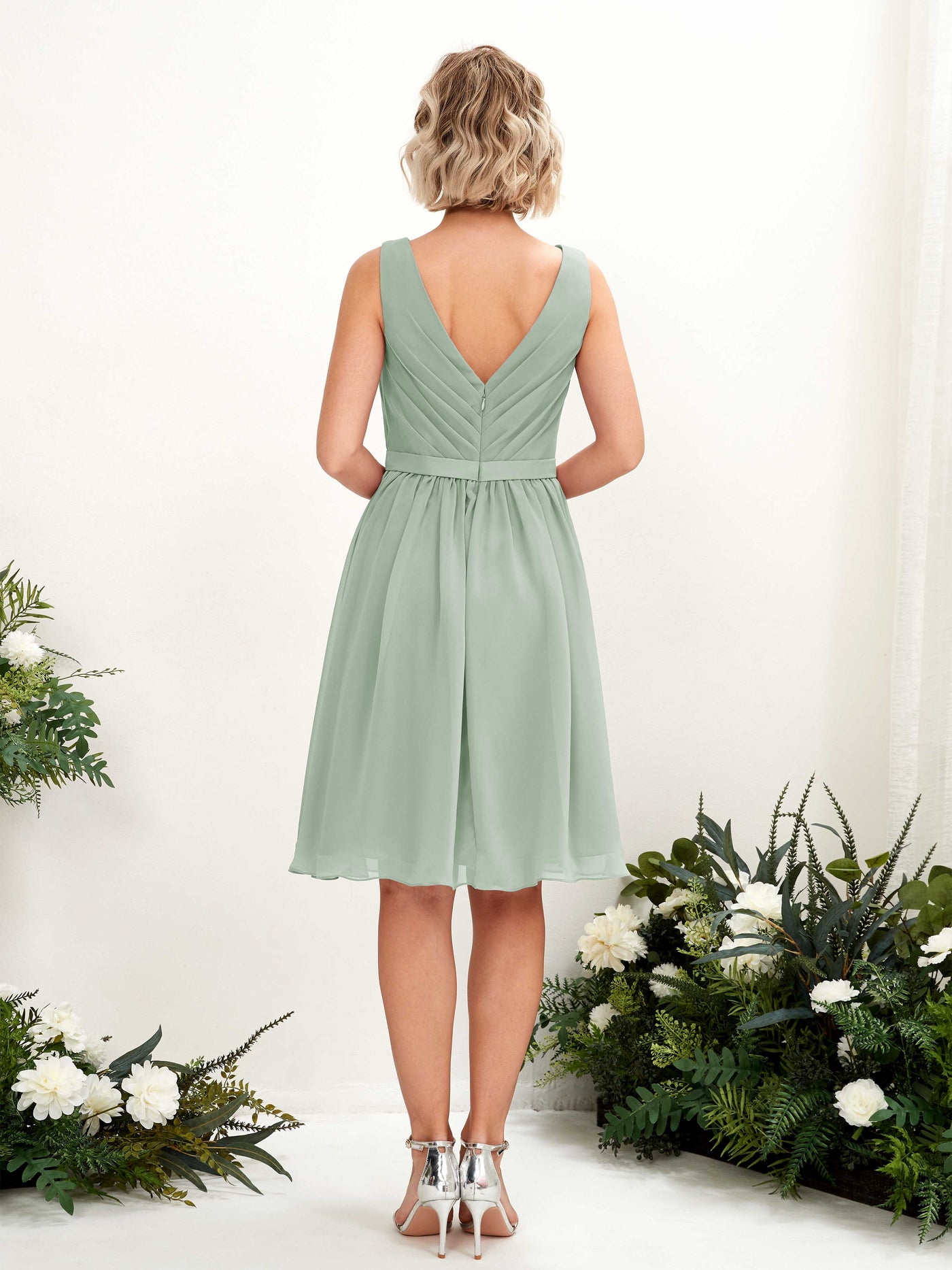 Carlyna A-Linien-Kleid mit V-Ausschnitt knielang Chiffon Kleid Salbeigrün #farbe_salbeigr-n