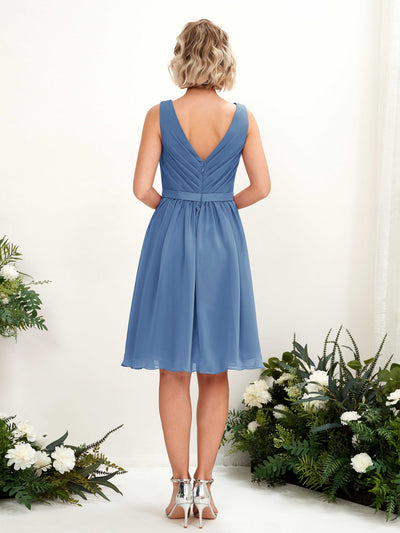 Carlyna A-Linien-Kleid mit V-Ausschnitt knielang Chiffon Kleid Staubiges Blau #farbe_staubiges-blau
