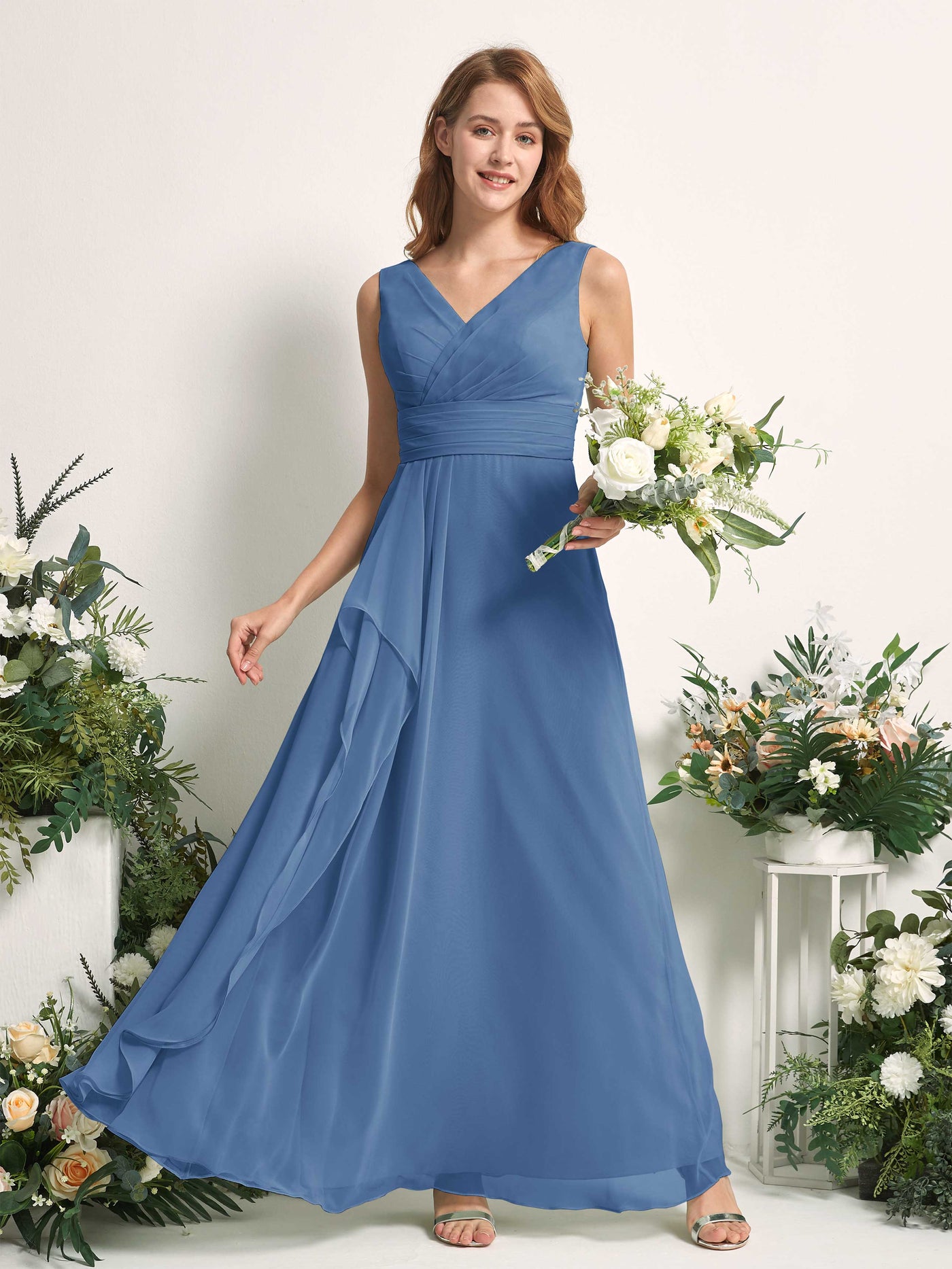 Carlyna A-Linien-Kleid mit V-Ausschnitt und Bodenlanges Brautjungfernkleid Staubiges Blau #farbe_staubiges-blau