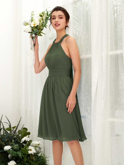 Carlyna A-Linien-Kleid Neckholder Knielang Gerafft Chiffon Brautjungfernkleider Martini-Olive #farbe_martini-olive