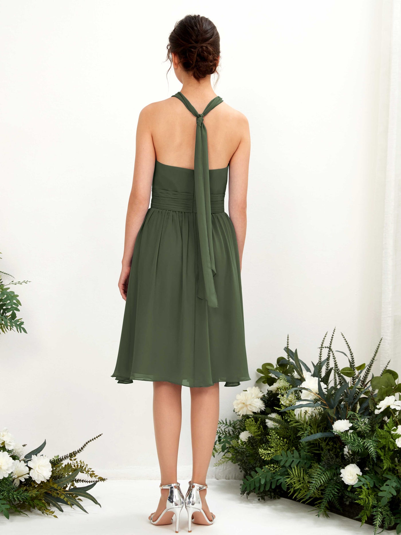 Carlyna A-Linien-Kleid Neckholder Knielang Gerafft Chiffon Brautjungfernkleider Martini-Olive #farbe_martini-olive
