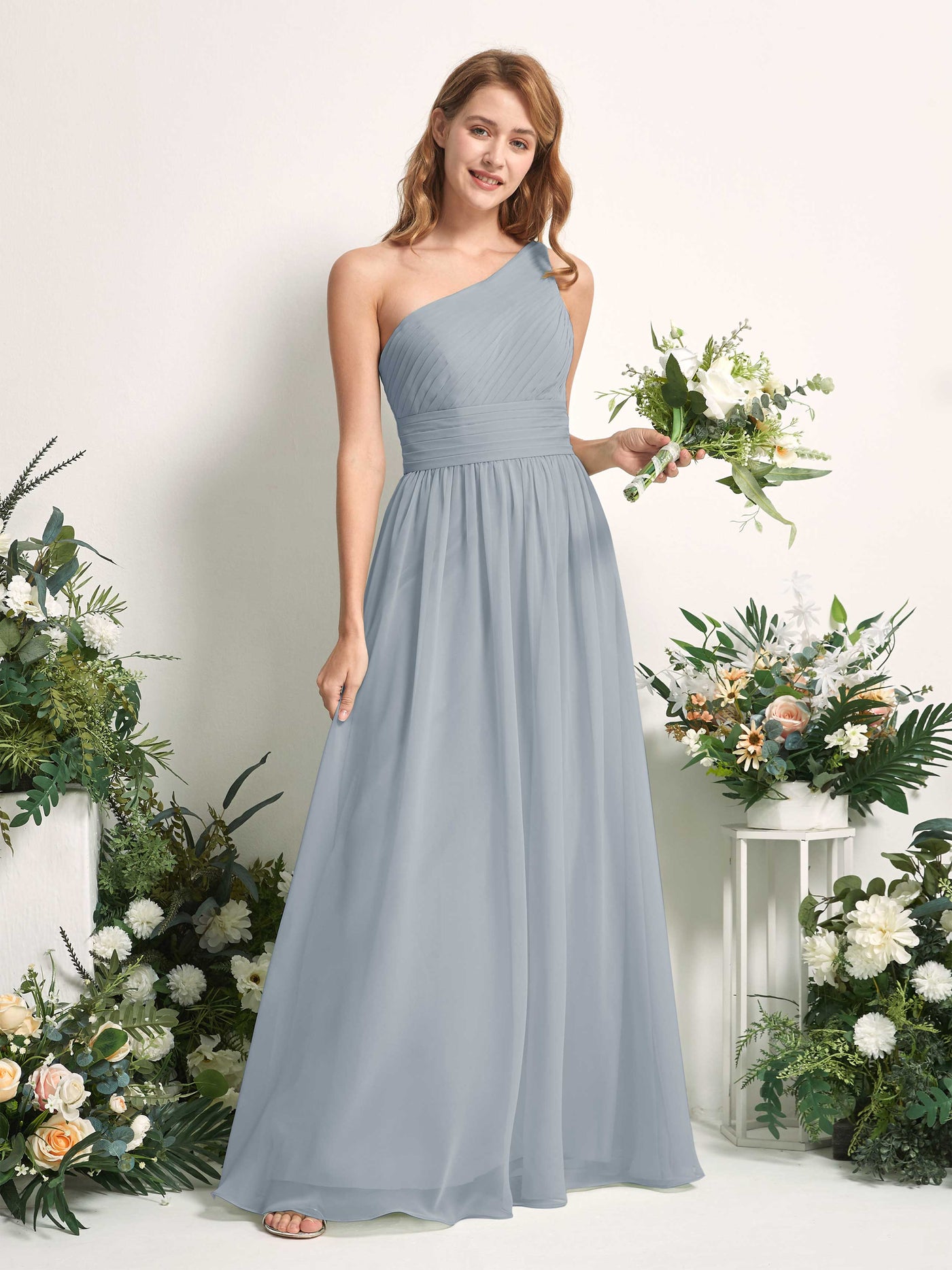 Carlyna A-Linien-Kleid One-Shoulder Bodenlang Chiffon Brautjungfernkleider Staubiges Blau-Upgrade #farbe_staubiges-blau-upgrade
