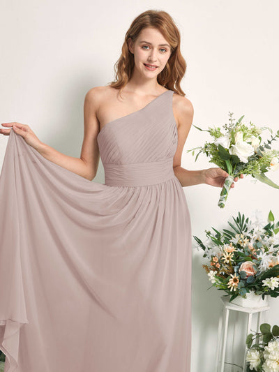 Carlyna A-Linien-Kleid One-Shoulder Bodenlang Chiffon Brautjungfernkleider Taupe #farbe_taupe