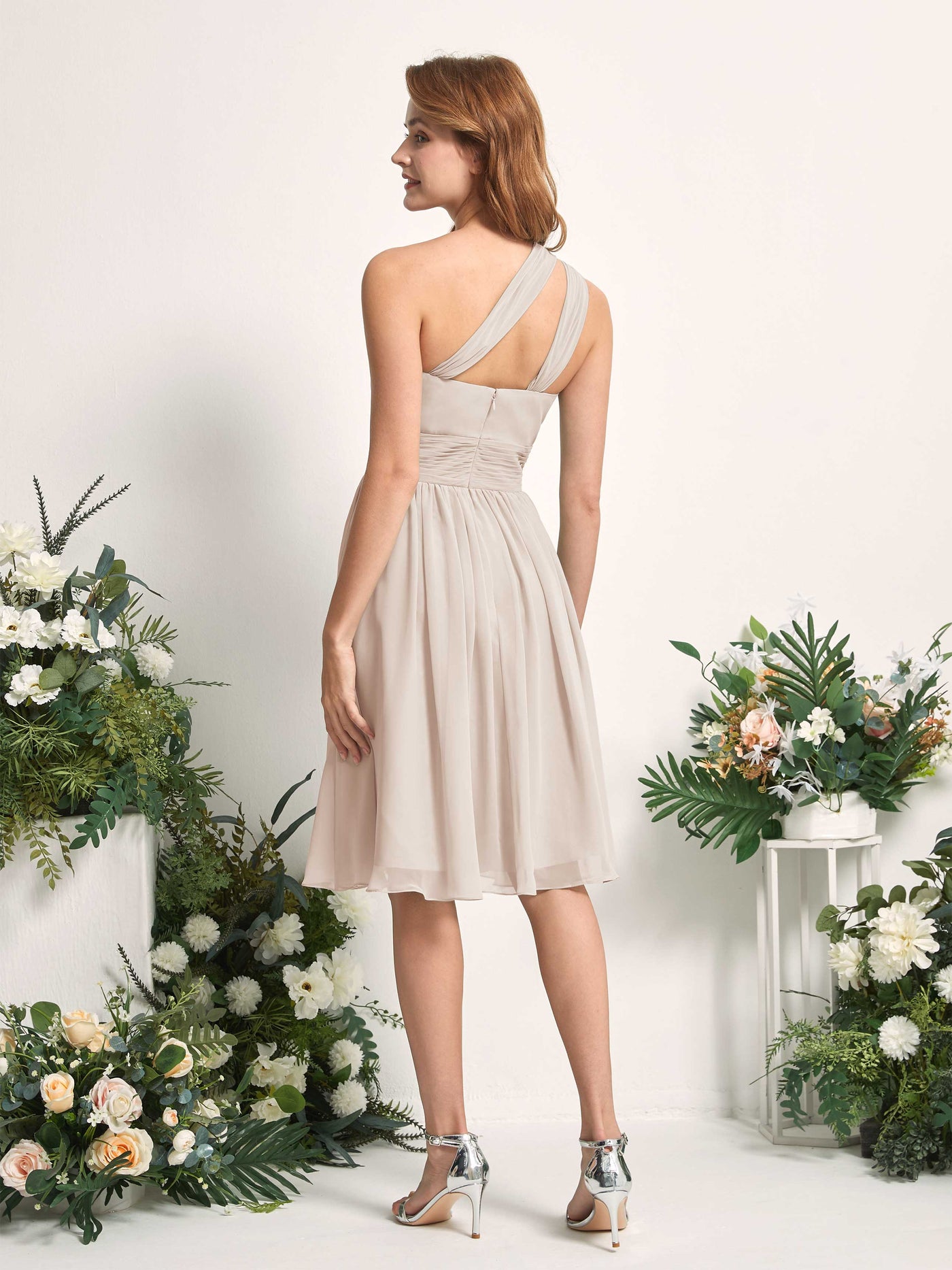 Carlyna A-Linien-Kleid One-Shoulder knielang gerafft aus Chiffon Brautjungfernkleider Champagner #farbe_champagner