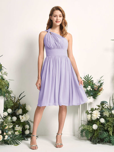 Carlyna A-Linien-Kleid One-Shoulder knielang gerafft aus Chiffon Brautjungfernkleider Flieder #farbe_flieder
