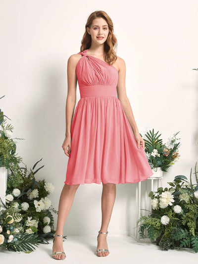 Carlyna A-Linien-Kleid One-Shoulder knielang gerafft aus Chiffon Brautjungfernkleider Korallenrosa #farbe_korallenrosa