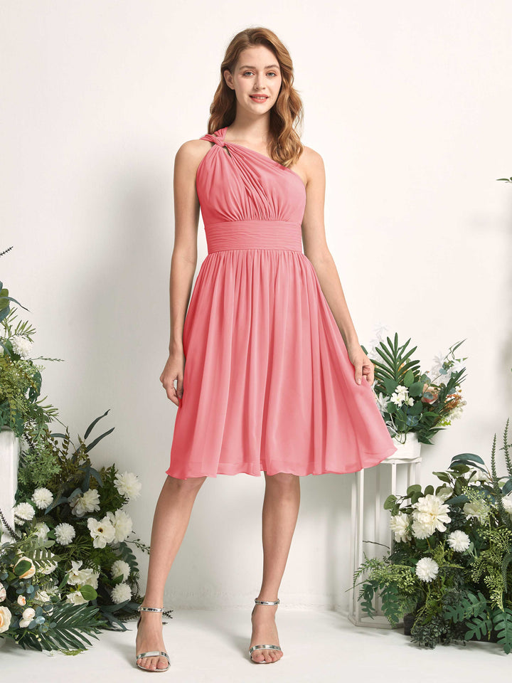 Carlyna A-Linien-Kleid One-Shoulder knielang gerafft aus Chiffon Brautjungfernkleider Korallenrosa 