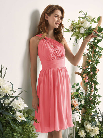 Carlyna A-Linien-Kleid One-Shoulder knielang gerafft aus Chiffon Brautjungfernkleider Korallenrosa #farbe_korallenrosa