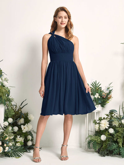 Carlyna A-Linien-Kleid One-Shoulder knielang gerafft aus Chiffon Brautjungfernkleider Marineblau #farbe_marineblau