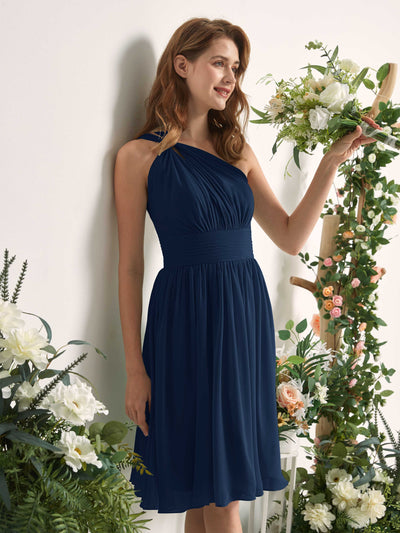 Carlyna A-Linien-Kleid One-Shoulder knielang gerafft aus Chiffon Brautjungfernkleider Marineblau #farbe_marineblau