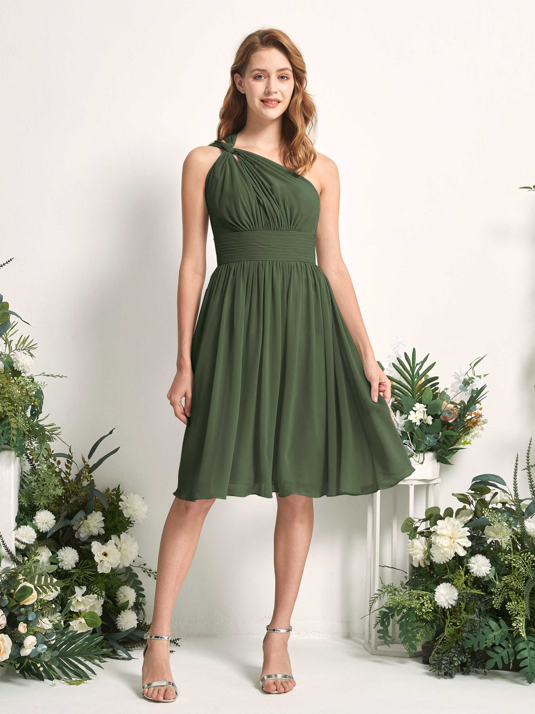 Carlyna A-Linien-Kleid One-Shoulder knielang gerafft aus Chiffon Brautjungfernkleider Martini-Olive 