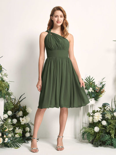Carlyna A-Linien-Kleid One-Shoulder knielang gerafft aus Chiffon Brautjungfernkleider Martini-Olive #farbe_martini-olive