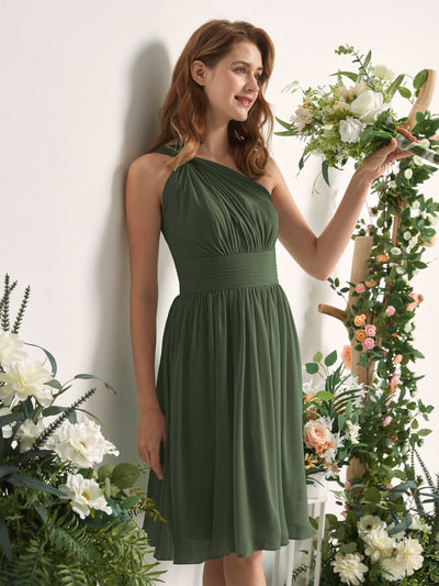 Carlyna A-Linien-Kleid One-Shoulder knielang gerafft aus Chiffon Brautjungfernkleider Martini-Olive #farbe_martini-olive