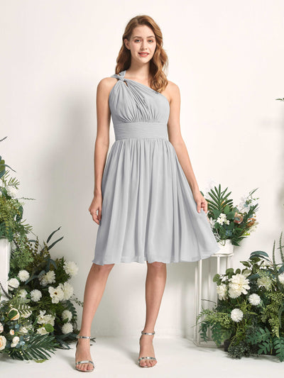 Carlyna A-Linien-Kleid One-Shoulder knielang gerafft aus Chiffon Brautjungfernkleider Silber #farbe_silber
