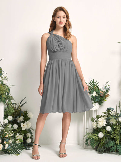 Carlyna A-Linien-Kleid One-Shoulder knielang gerafft aus Chiffon Brautjungfernkleider Stahlgrau #farbe_stahlgrau