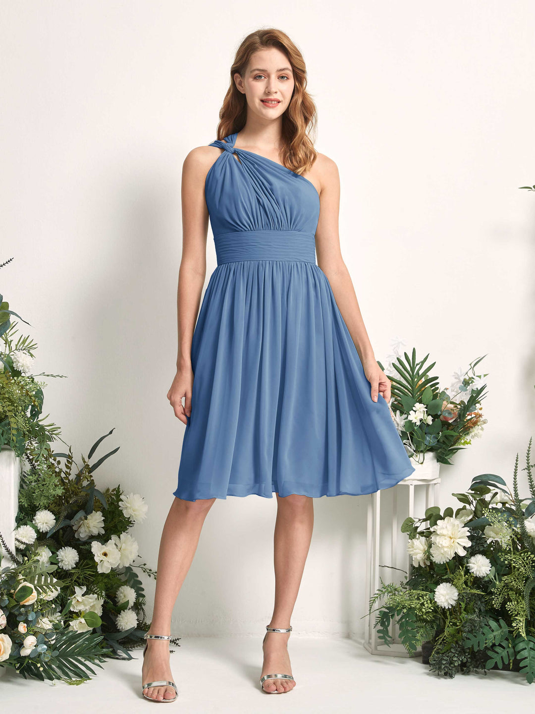 Carlyna A-Linien-Kleid One-Shoulder knielang gerafft aus Chiffon Brautjungfernkleider Staubiges Blau 