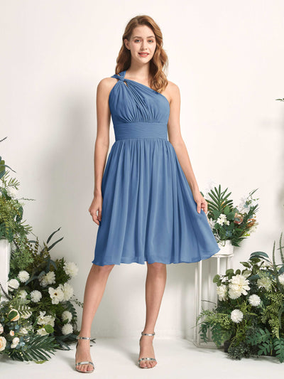 Carlyna A-Linien-Kleid One-Shoulder knielang gerafft aus Chiffon Brautjungfernkleider Staubiges Blau #farbe_staubiges-blau