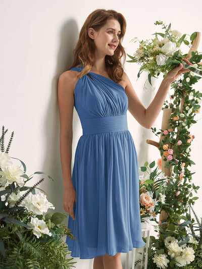 Carlyna A-Linien-Kleid One-Shoulder knielang gerafft aus Chiffon Brautjungfernkleider Staubiges Blau #farbe_staubiges-blau