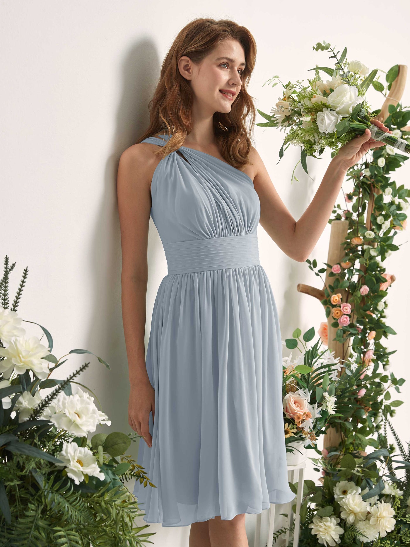 Carlyna A-Linien-Kleid One-Shoulder knielang gerafft aus Chiffon Brautjungfernkleider Staubiges Blau-Upgrade #farbe_staubiges-blau-upgrade