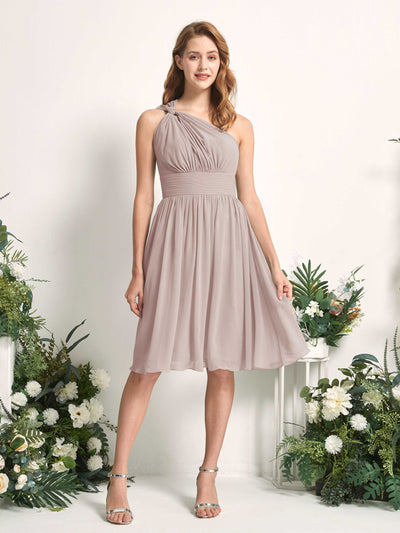 Carlyna A-Linien-Kleid One-Shoulder knielang gerafft aus Chiffon Brautjungfernkleider Taupe #farbe_taupe