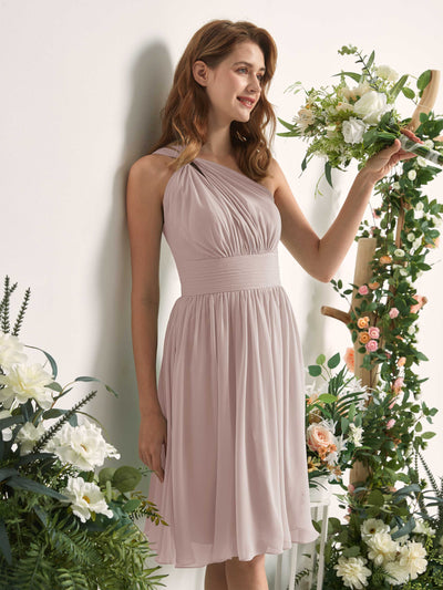 Carlyna A-Linien-Kleid One-Shoulder knielang gerafft aus Chiffon Brautjungfernkleider Taupe #farbe_taupe