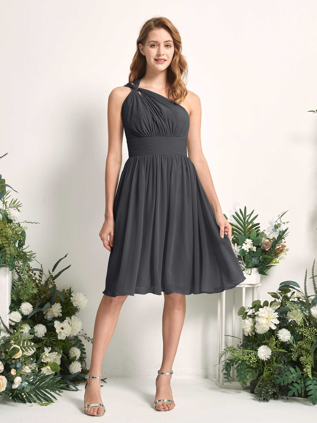 Carlyna A-Linien-Kleid One-Shoulder knielang gerafft aus Chiffon Brautjungfernkleider Zinnfarben 