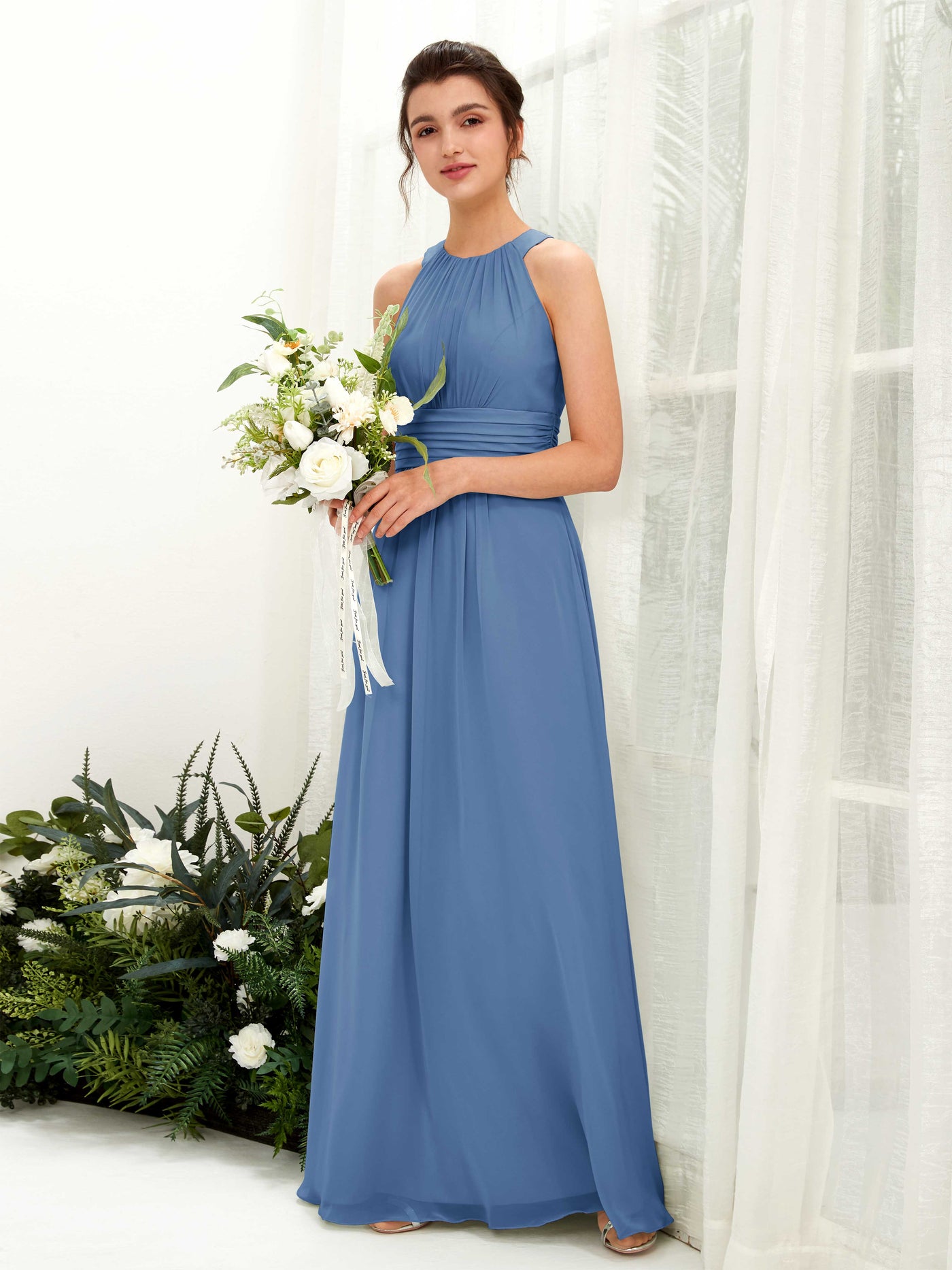 Carlyna A-Linien-Kleid Rundhals Bodenlang gerafft Brautjungfernkleider Staubiges Blau #farbe_staubiges-blau