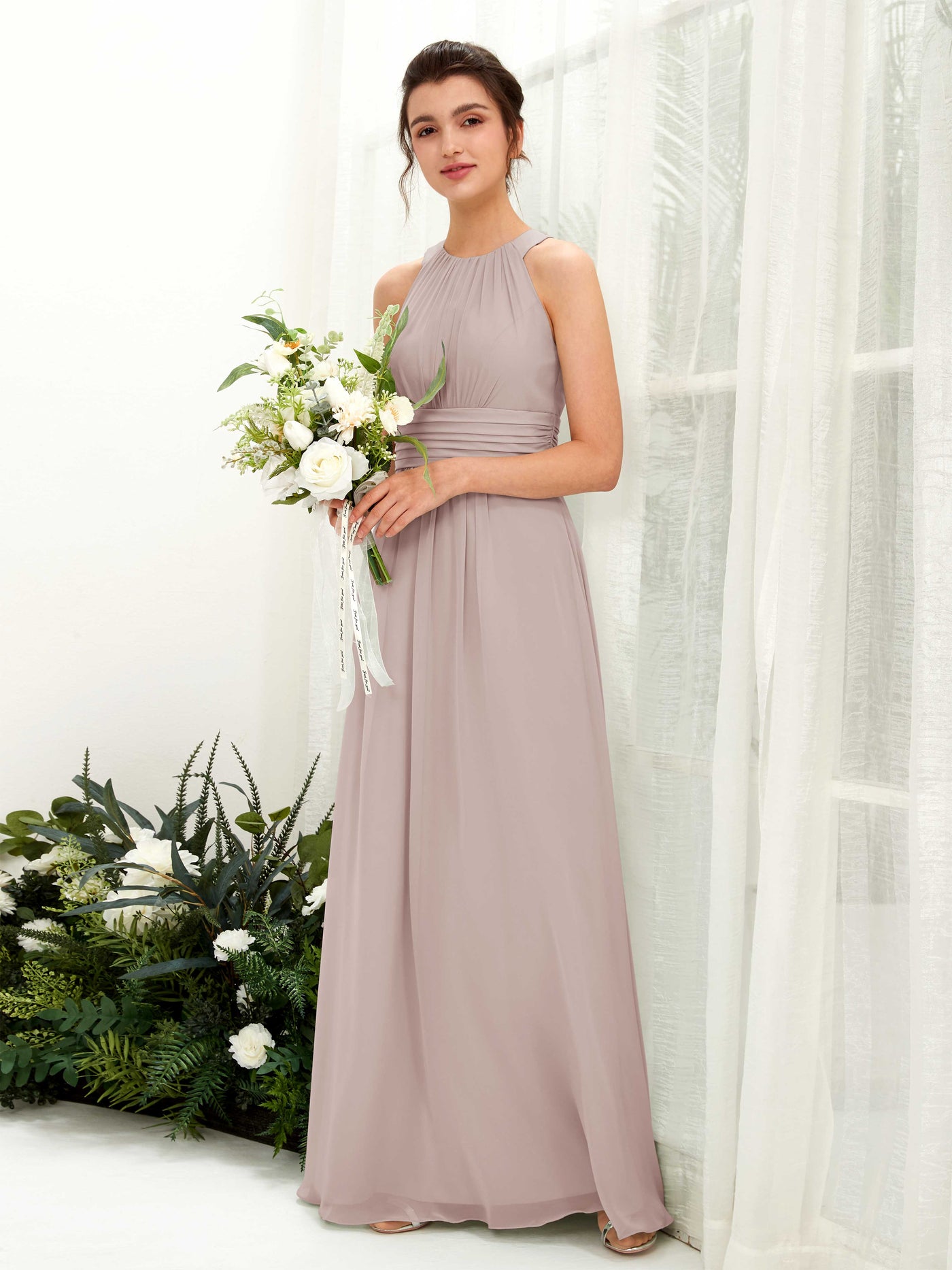 Carlyna A-Linien-Kleid Rundhals Bodenlang gerafft Brautjungfernkleider Taupe #farbe_taupe