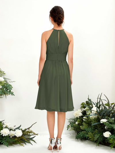 Carlyna A-Linien-Kleid Rundhals knielang Chiffon Brautjungfernkleid Martini-Olive #farbe_martini-olive
