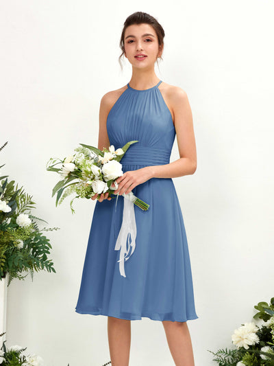 Carlyna A-Linien-Kleid Rundhals knielang Chiffon Brautjungfernkleid Staubiges Blau #farbe_staubiges-blau