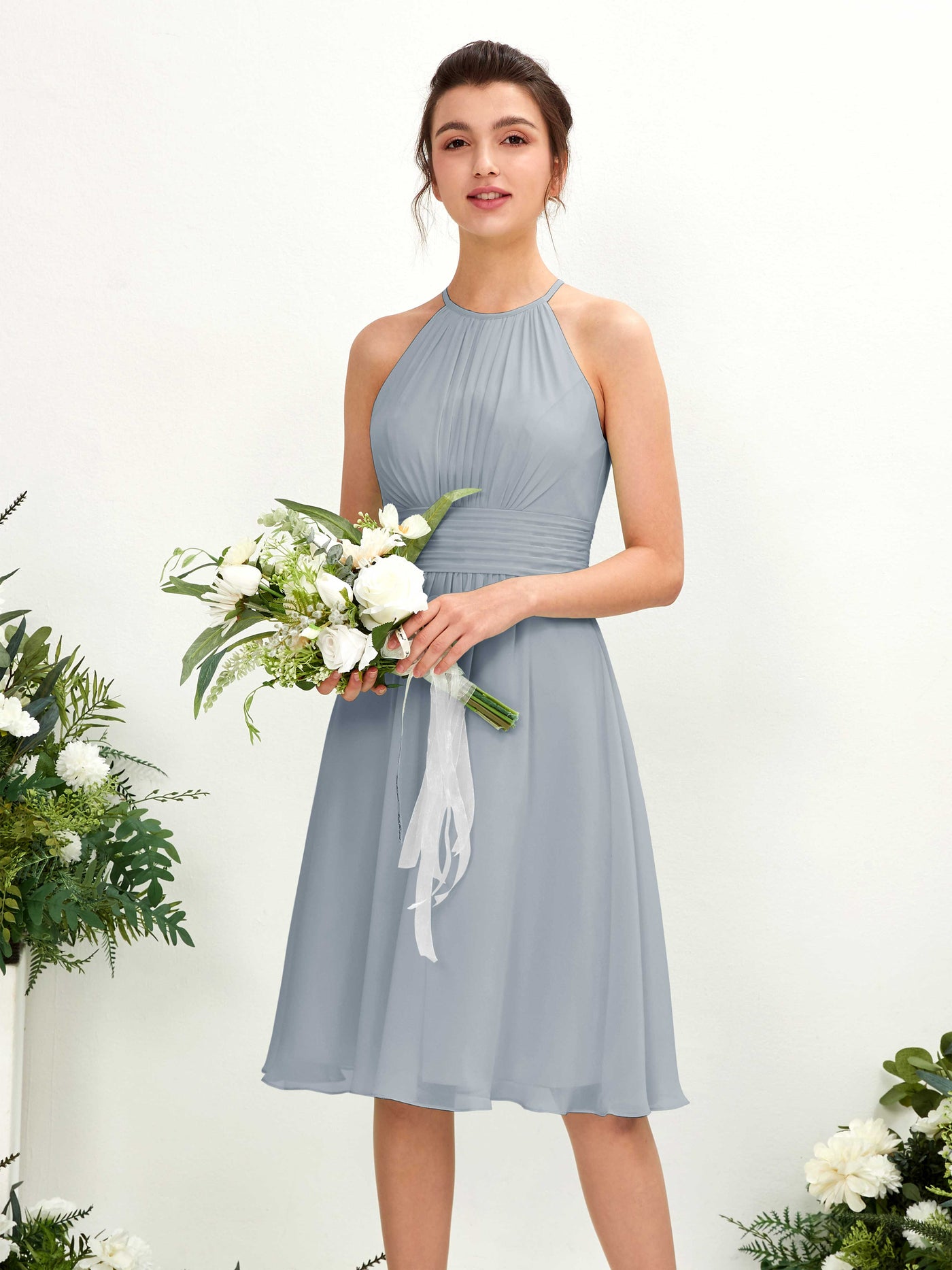 Carlyna A-Linien-Kleid Rundhals knielang Chiffon Brautjungfernkleid Staubiges Blau-Upgrade #farbe_staubiges-blau-upgrade