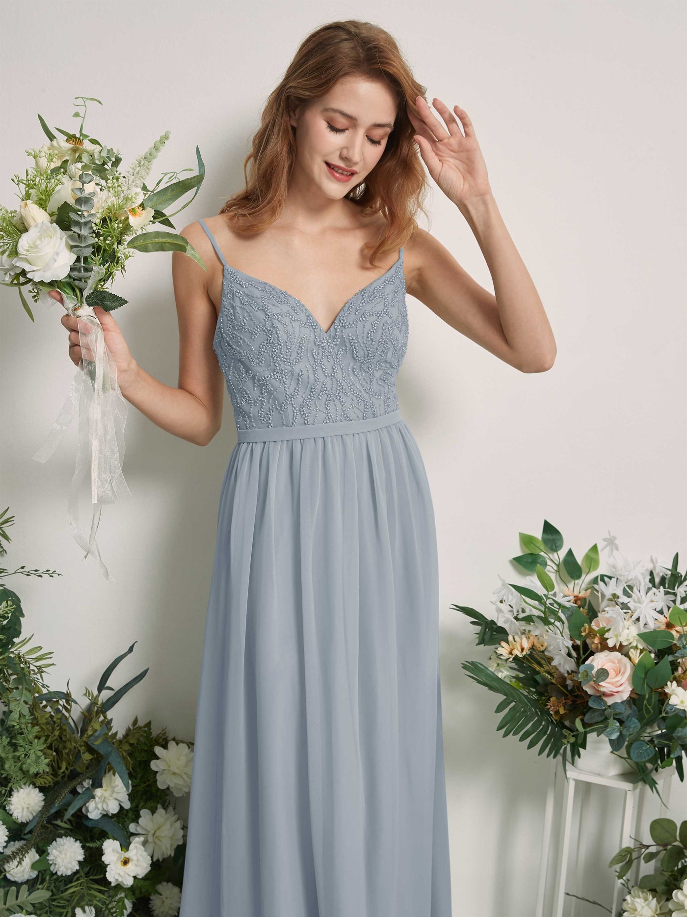 Carlyna A-Linien-Kleid V-Ausschnitt Bodenlang Gerafft Brautjungfernkleid Staubiges Blau-Upgrade #farbe_staubiges-blau-upgrade
