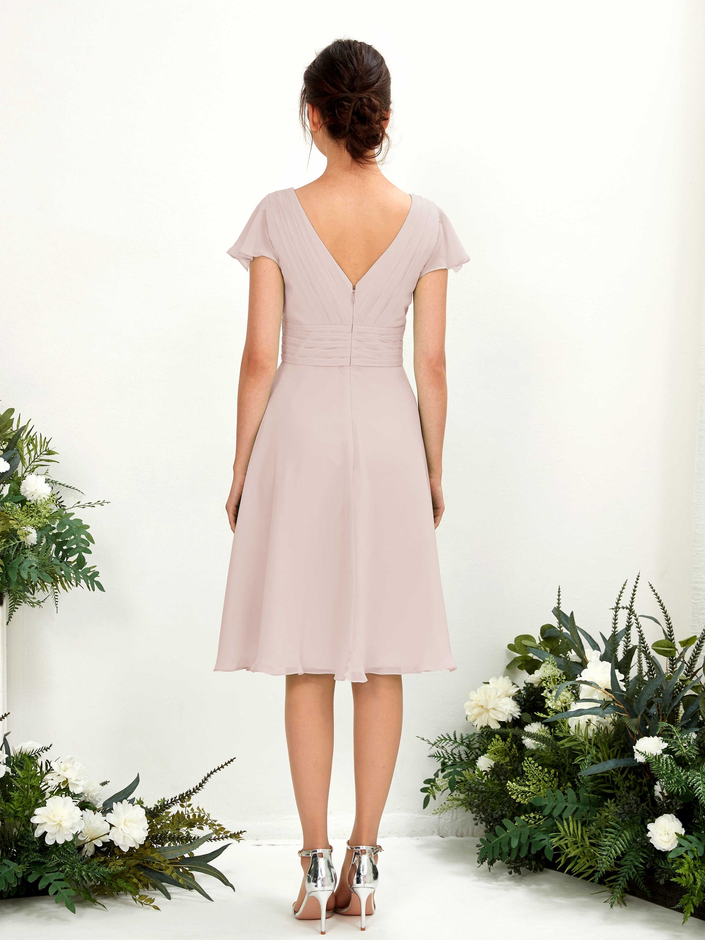 Carlyna A-Linien-Kleid V-Ausschnitt Flatterärmel knielang Chiffon Kleid Biscotti #farbe_biscotti