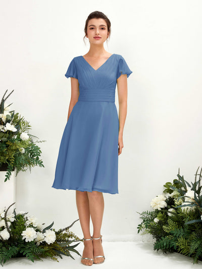 Carlyna A-Linien-Kleid V-Ausschnitt Flatterärmel knielang Chiffon Kleid Staubiges Blau #farbe_staubiges-blau