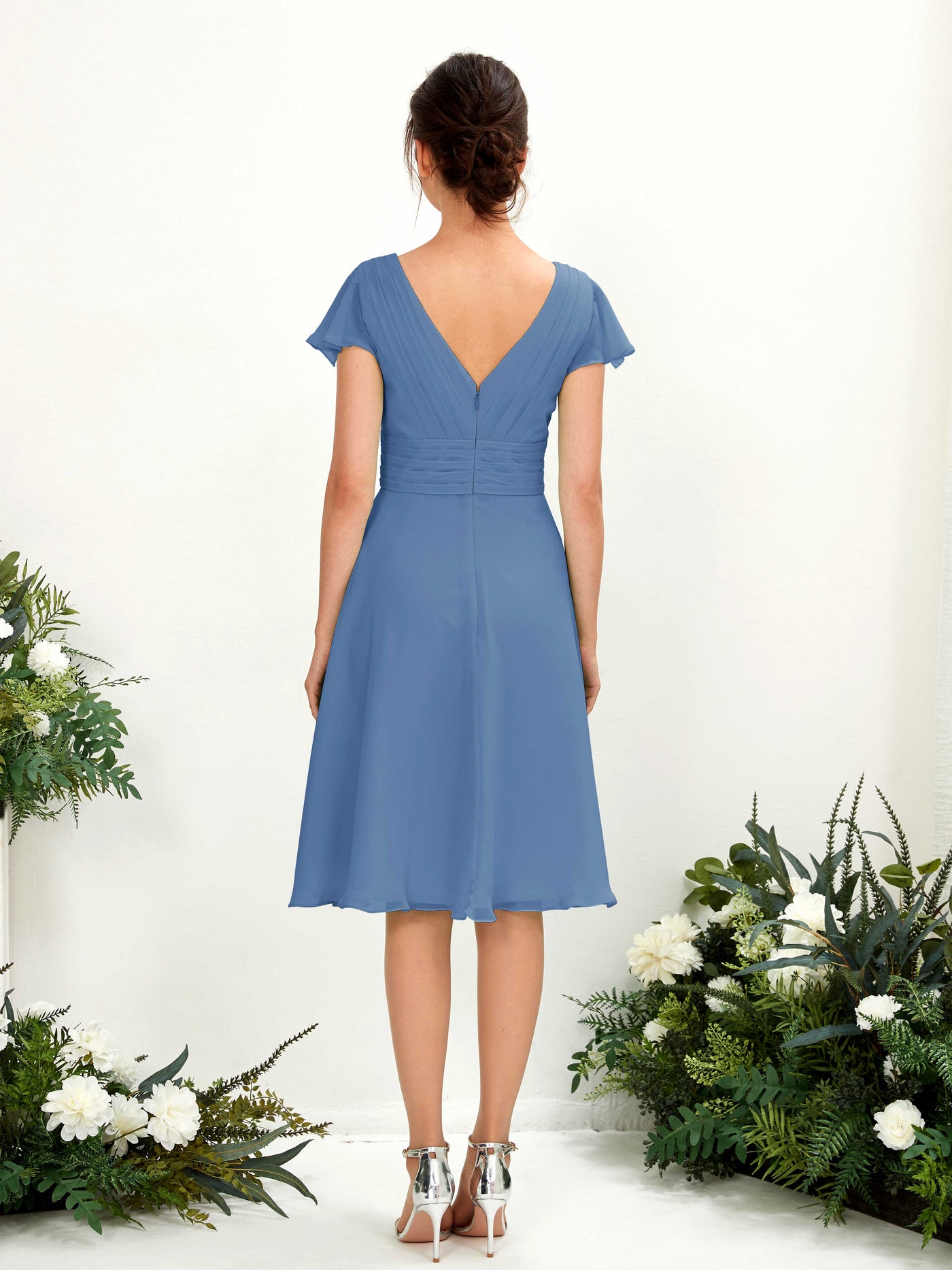 Carlyna A-Linien-Kleid V-Ausschnitt Flatterärmel knielang Chiffon Kleid Staubiges Blau #farbe_staubiges-blau