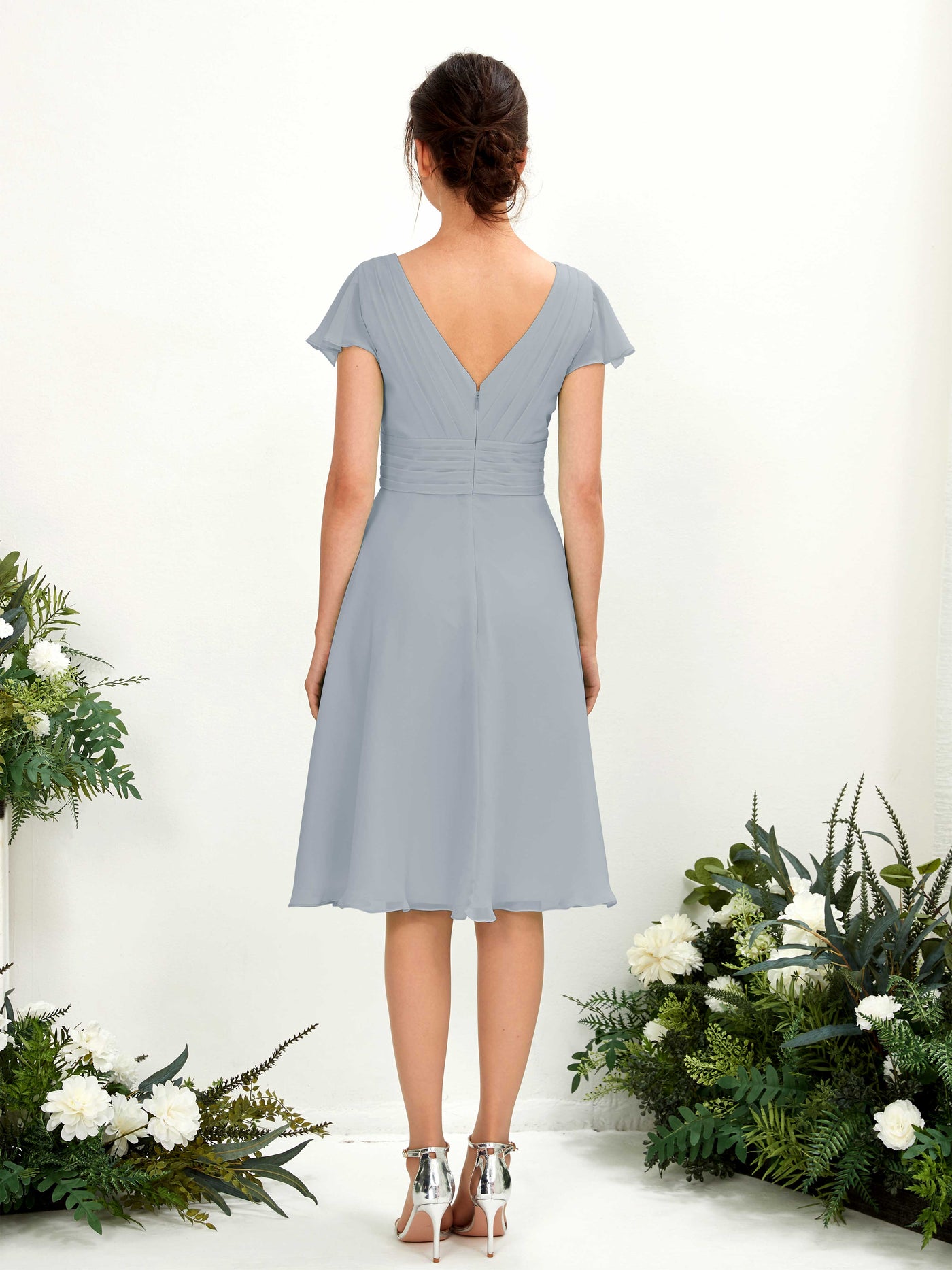 Carlyna A-Linien-Kleid V-Ausschnitt Flatterärmel knielang Chiffon Kleid Staubiges Blau-Upgrade #farbe_staubiges-blau-upgrade