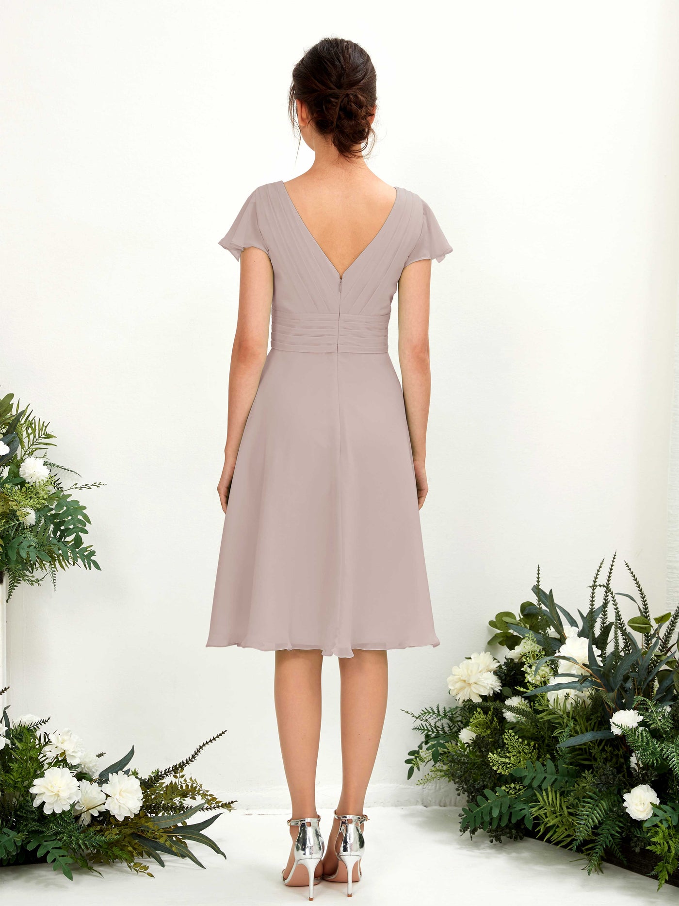 Carlyna A-Linien-Kleid V-Ausschnitt Flatterärmel knielang Chiffon Kleid Taupe #farbe_taupe