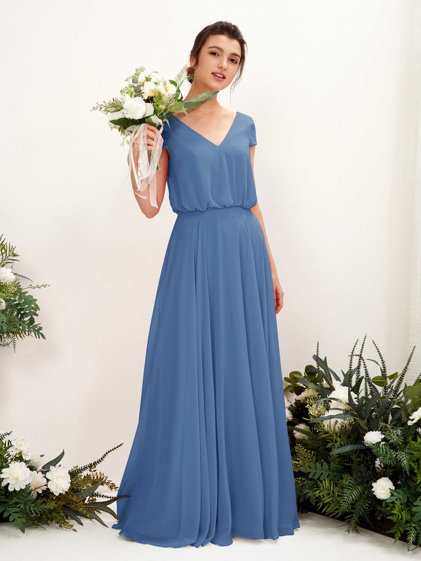 Carlyna A-Linien-Kleid V-Ausschnitt Flügelärmel Bodenlanger Brautjungfernkleid Staubiges Blau #farbe_staubiges-blau