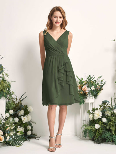 Carlyna A-Linien-Kleid V-Ausschnitt Knielang Chiffon Brautjungfernkleid Martini-Olive #farbe_martini-olive