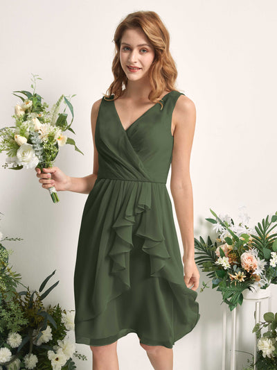 Carlyna A-Linien-Kleid V-Ausschnitt Knielang Chiffon Brautjungfernkleid Martini-Olive #farbe_martini-olive