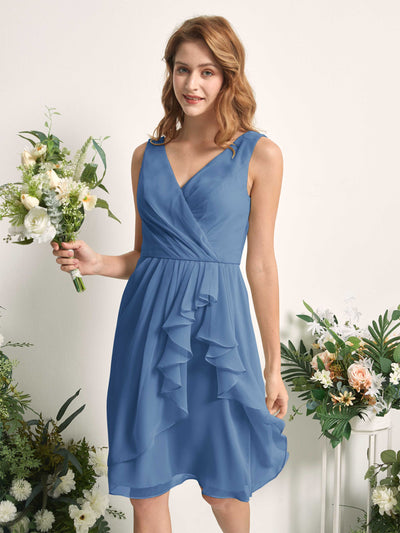 Carlyna A-Linien-Kleid V-Ausschnitt Knielang Chiffon Brautjungfernkleid Staubiges Blau #farbe_staubiges-blau