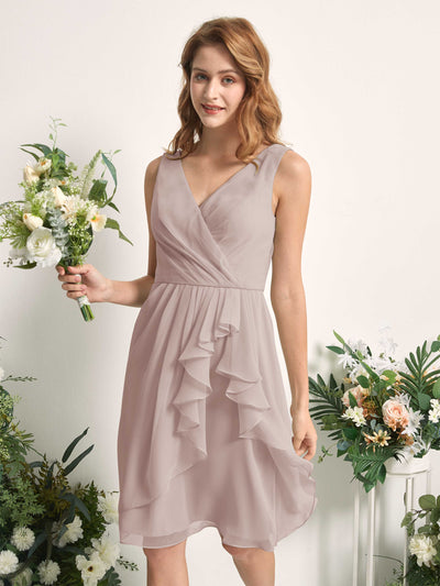Carlyna A-Linien-Kleid V-Ausschnitt Knielang Chiffon Brautjungfernkleid Taupe #farbe_taupe