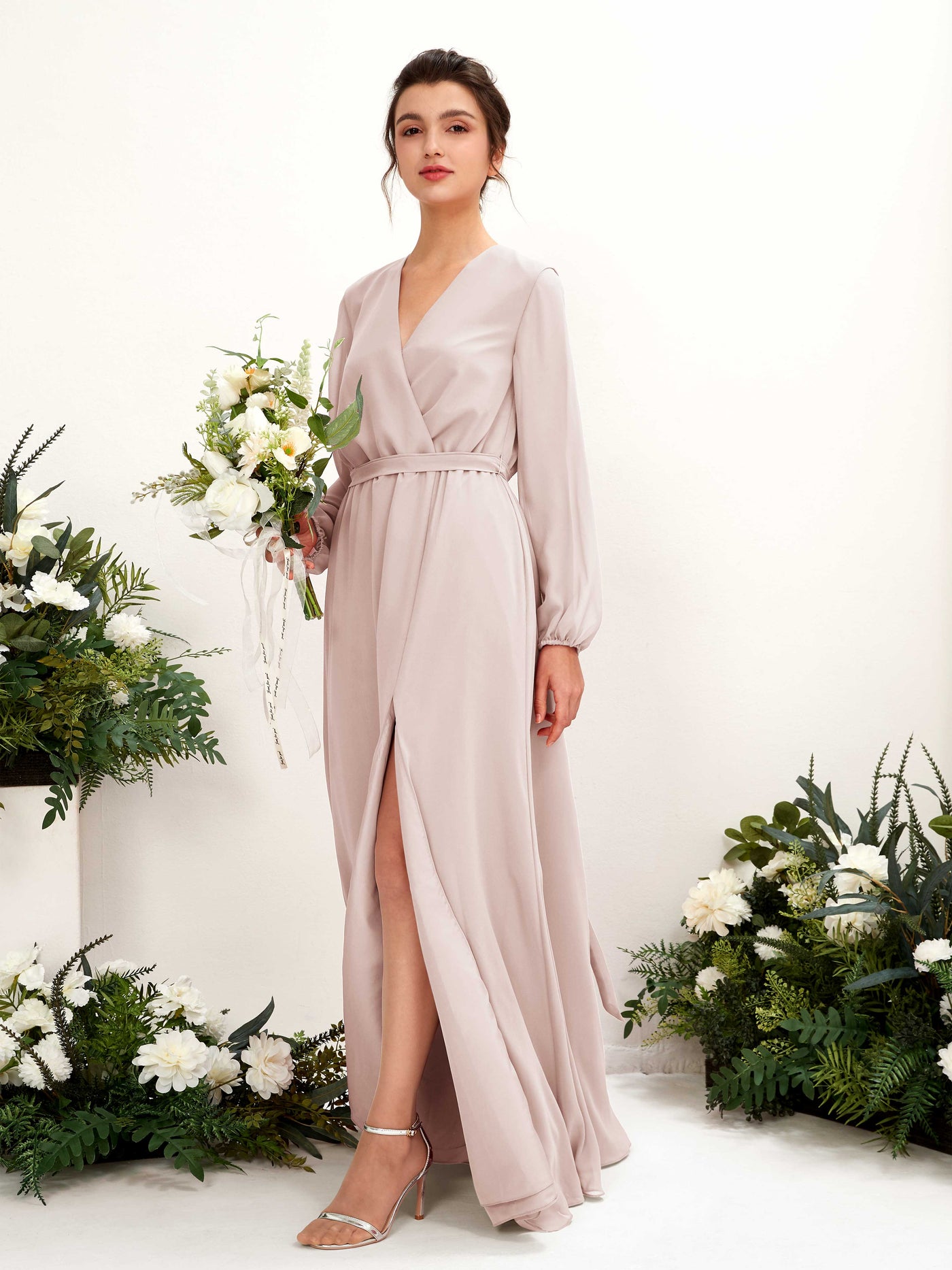 Carlyna A-Linien-Kleid V-Ausschnitt Langarm Bodenlang Brautjungfernkleid Biscotti #farbe_biscotti