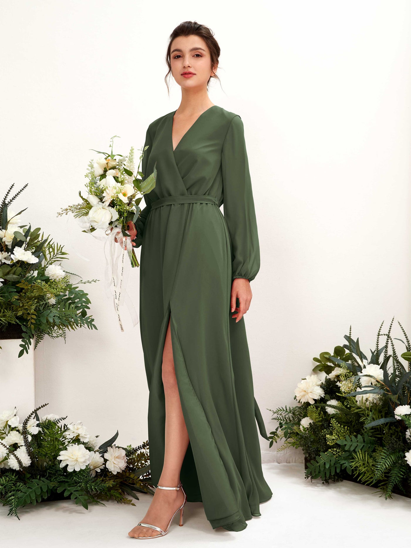 Carlyna A-Linien-Kleid V-Ausschnitt Langarm Bodenlang Brautjungfernkleid Martini-Olive #farbe_martini-olive