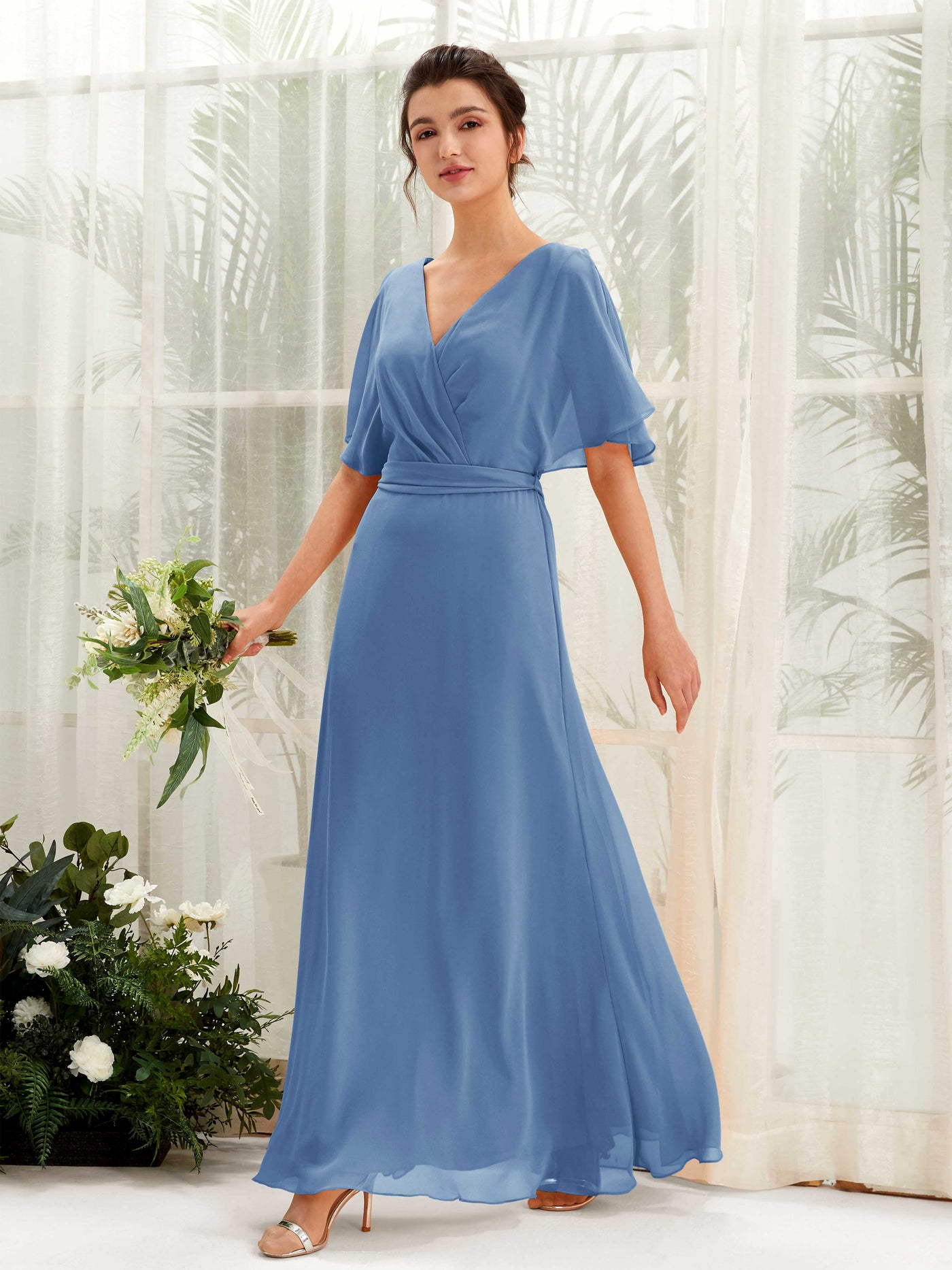 Carlyna A-Linien-Kleid V-Ausschnitt Umhang-Ärmel Bodenlang Brautjungfernkleid Staubiges Blau #farbe_staubiges-blau